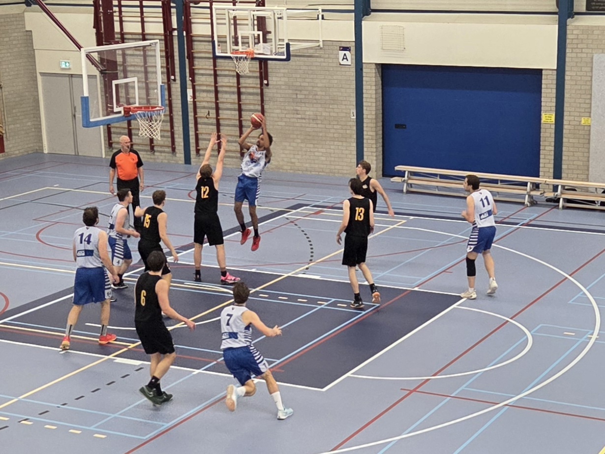 Eerste winst Heren 1 Basketbalclub Woodpeckers Houten